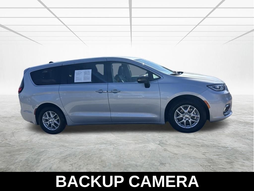 Used 2024 Chrysler Pacifica Touring-L FWD image 4