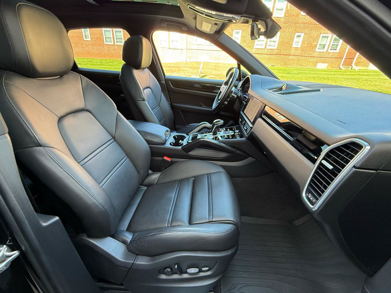 Used 2022 Porsche Cayenne Platinum Edition AWD/4WD image 19