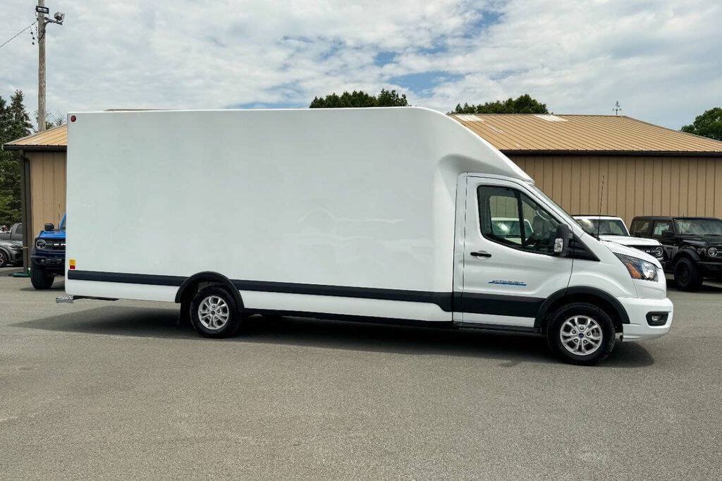 Used 2023 Ford E-Transit RWD image 2