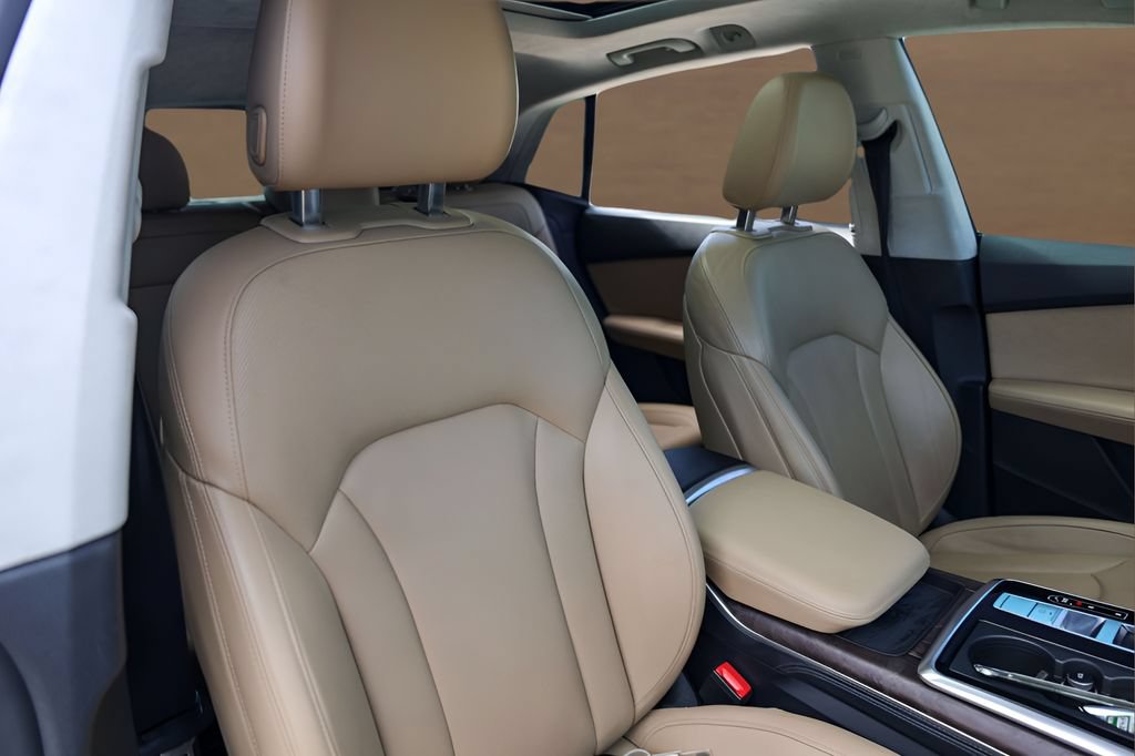 Used 2019 Audi Q8 Prestige w/ Luxury Package AWD/4WD image 30