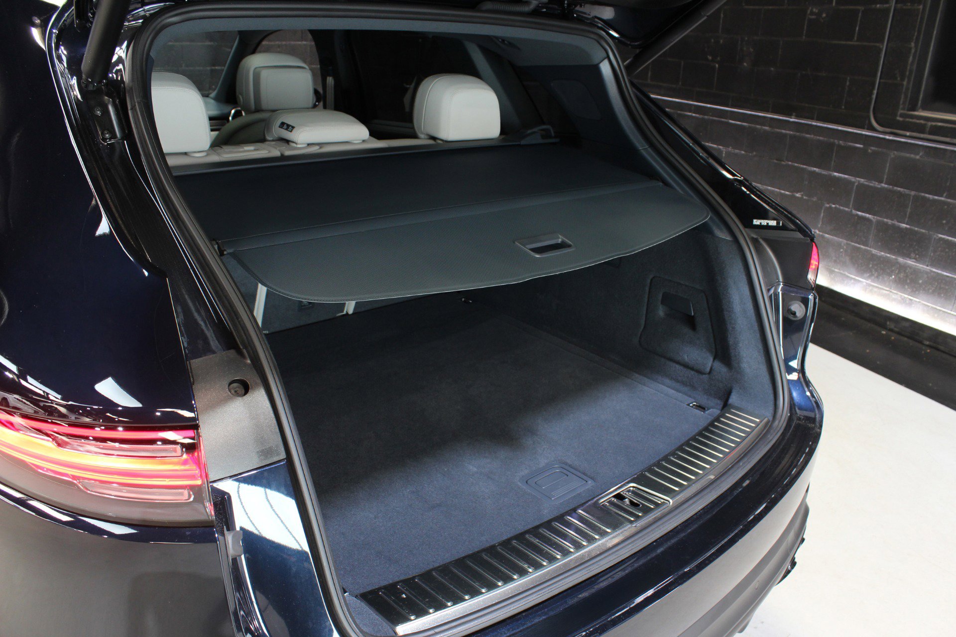 Used 2023 Porsche Cayenne Platinum Edition image 79