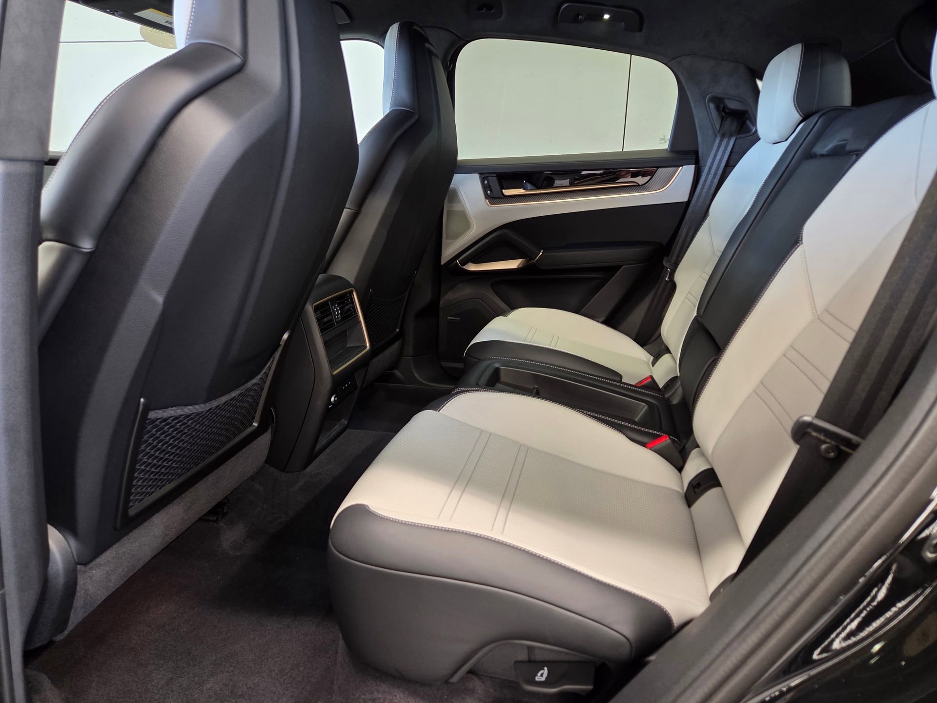Certified 2025 Porsche Cayenne GTS AWD/4WD image 10