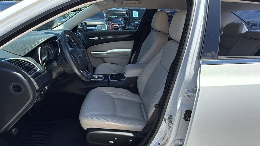 Used 2018 Chrysler 300 Touring L RWD image 23