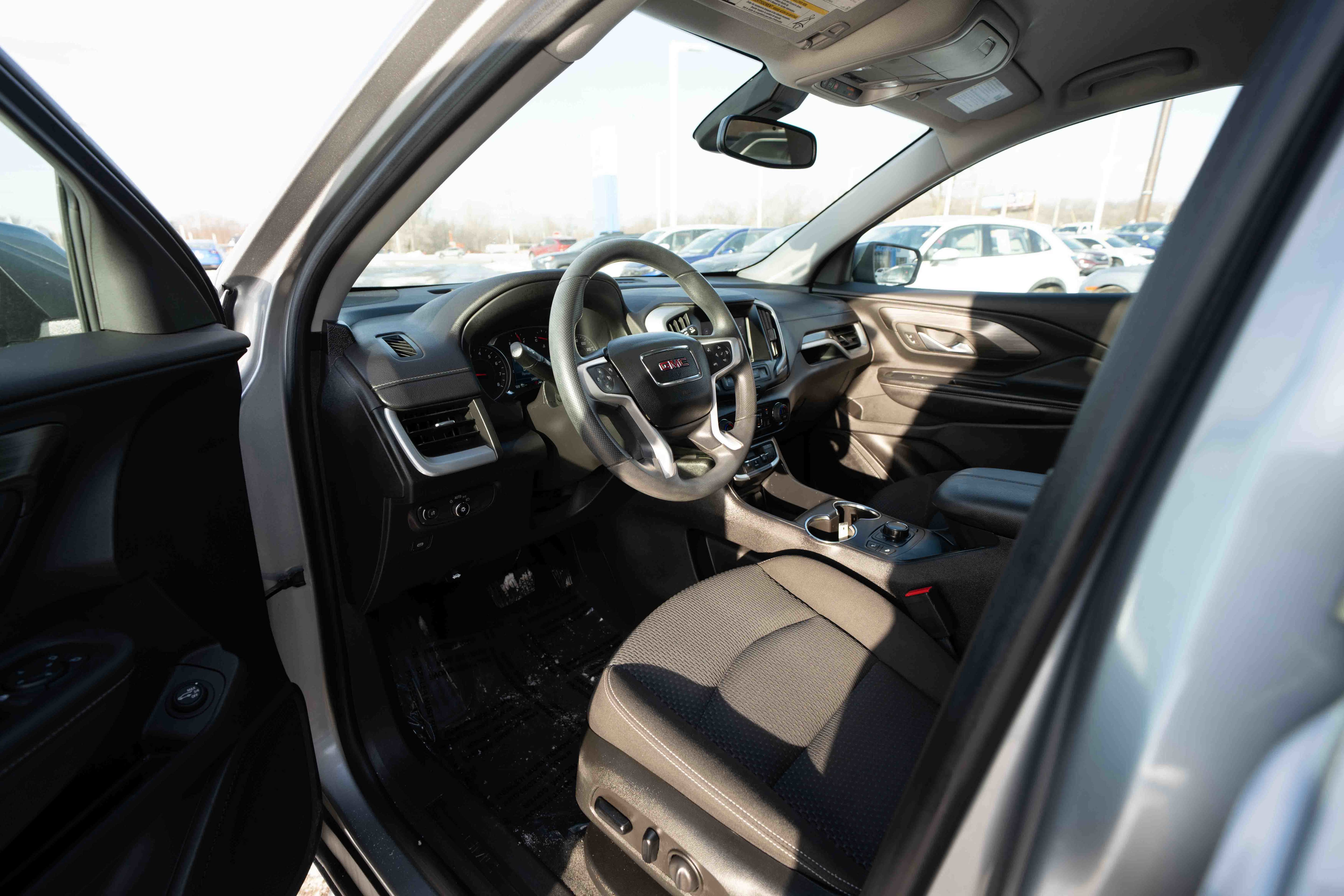 Used 2023 GMC Terrain SLE w/ Driver Convenience Package image 8