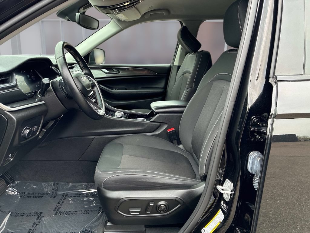 Used 2022 Jeep Grand Cherokee Laredo w/ Luxury Tech Group I AWD/4WD image 25