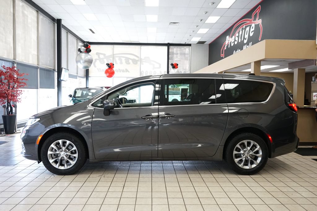 Used 2023 Chrysler Pacifica Touring-L AWD/4WD image 3