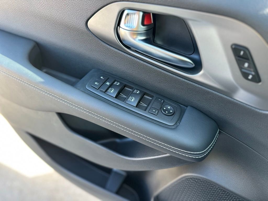 New 2025 Chrysler Pacifica Select image 29