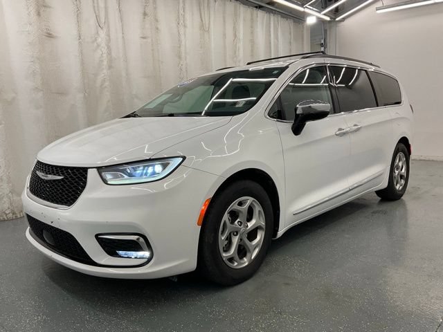 Used 2023 Chrysler Pacifica Limited FWD image 4