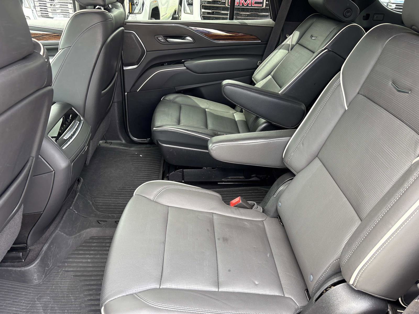 Used 2024 Cadillac Escalade Premium Luxury w/ Performance Package AWD/4WD image 32