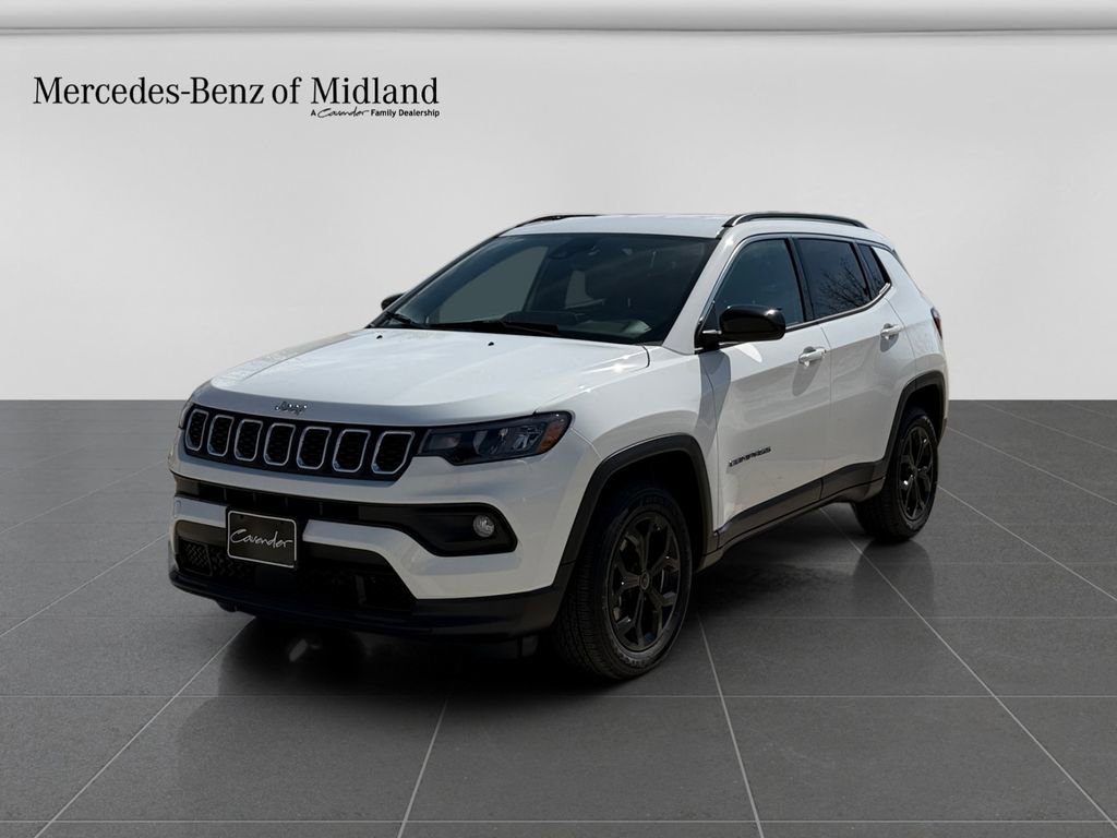 Used 2025 Jeep Compass Latitude image 3