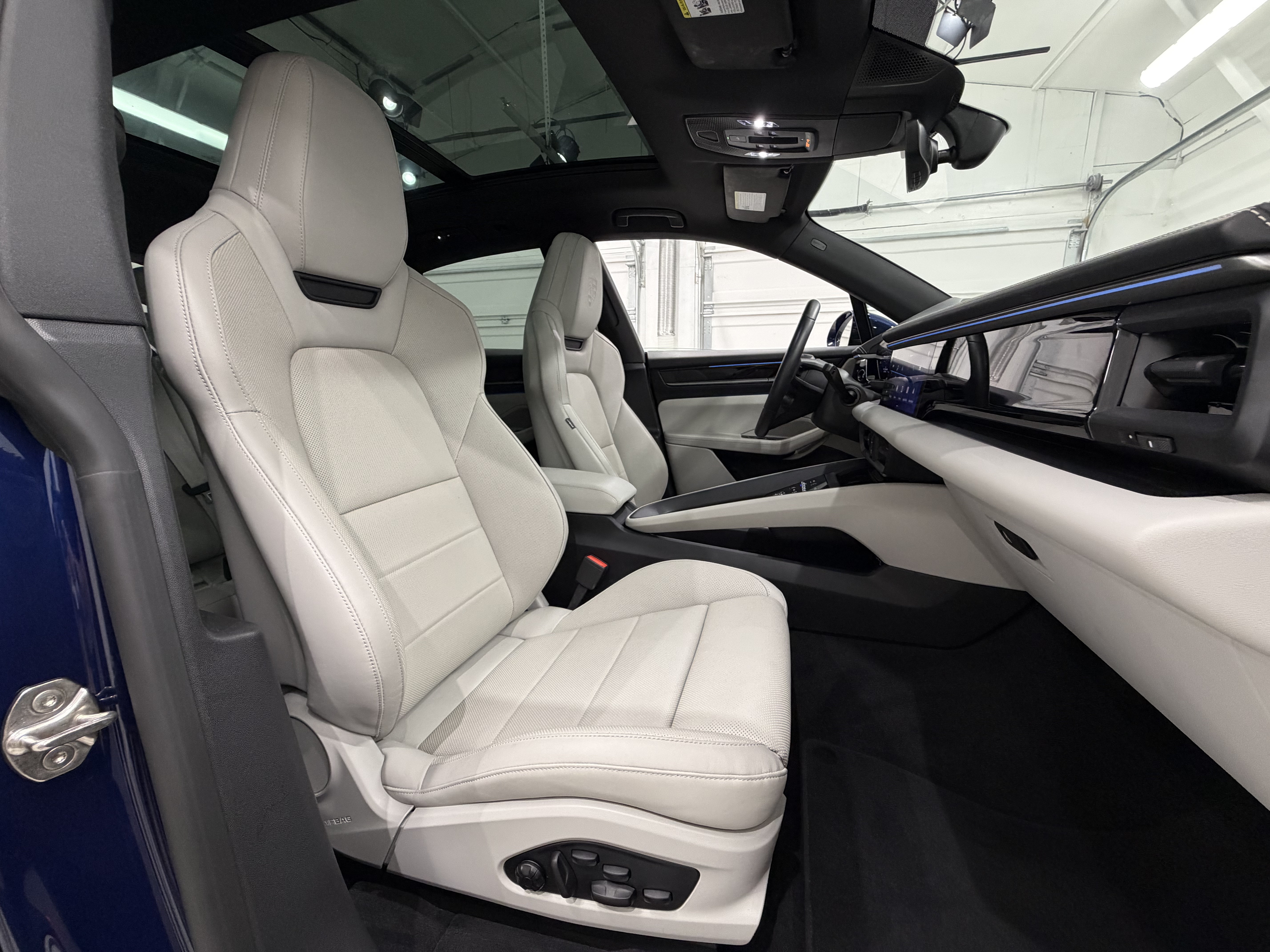 Certified 2025 Porsche Macan 4 Electric AWD/4WD image 24