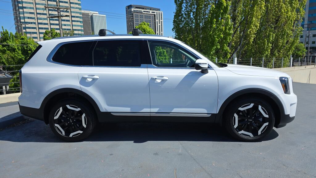 Used 2025 Kia Telluride EX w/ EX Captain's Chair Package AWD/4WD image 3
