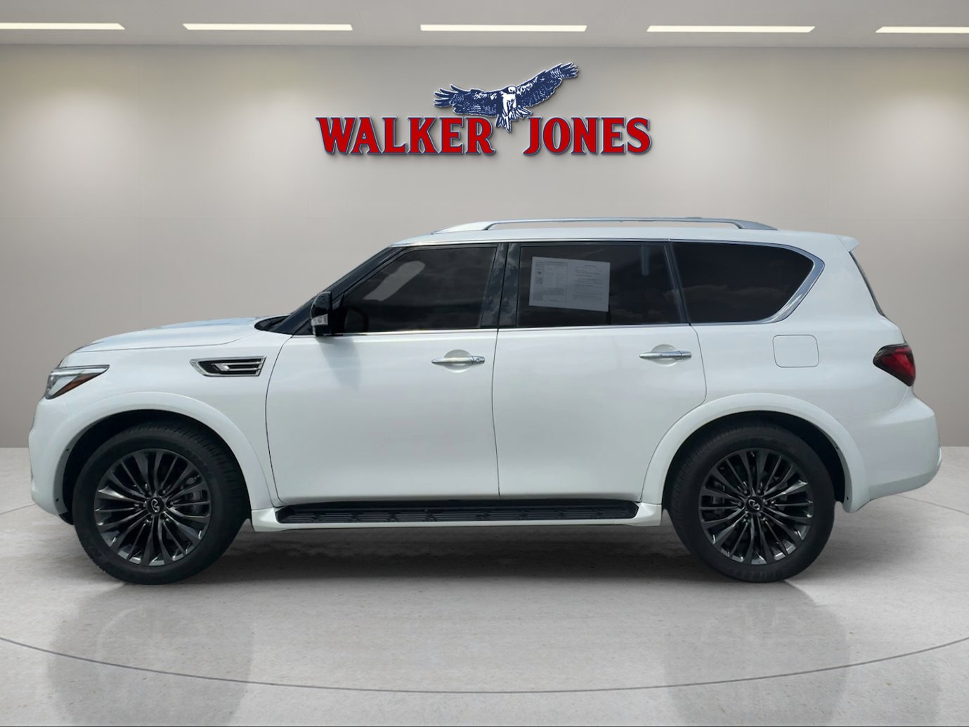 Used 2024 INFINITI QX80 Sensory image 2