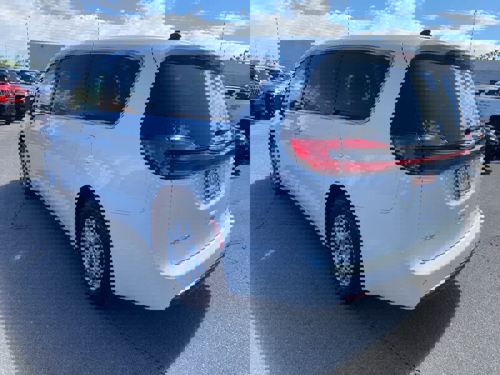 Used 2023 Chrysler Pacifica Touring-L FWD image 8