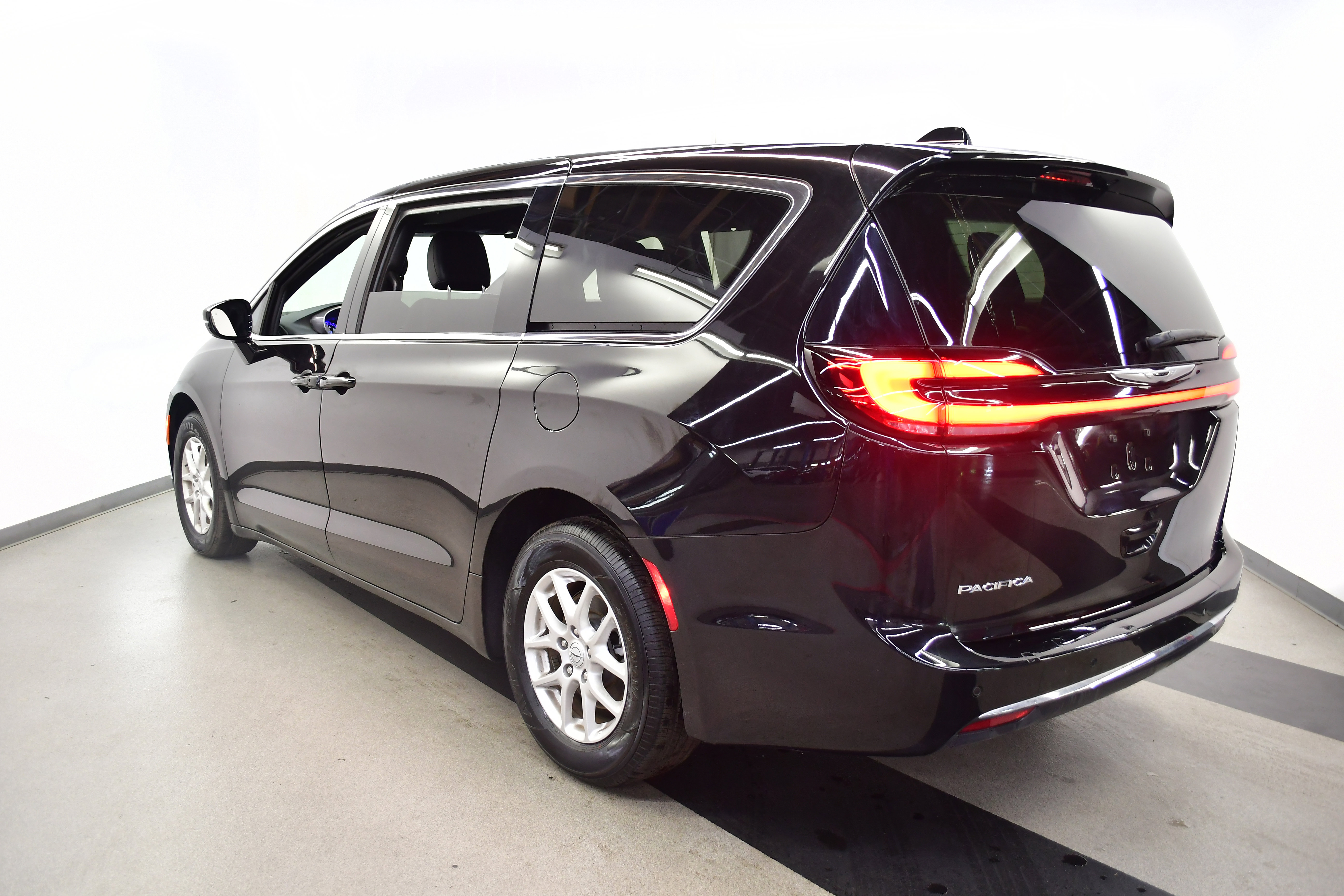 Used 2025 Chrysler Pacifica Select FWD image 5