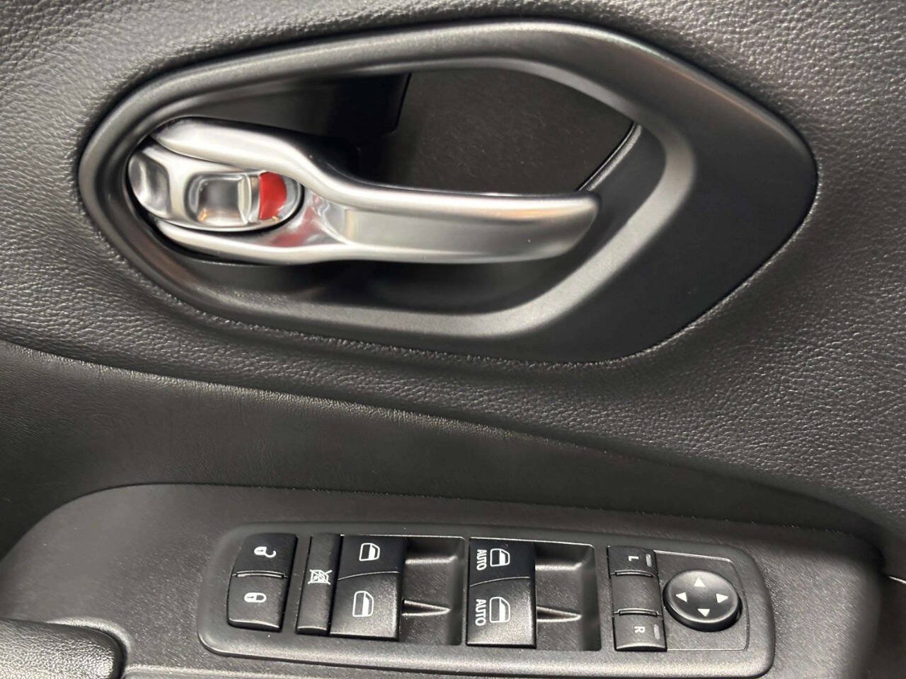 Used 2019 Jeep Cherokee Trailhawk w/ Cold Weather Group AWD/4WD image 31