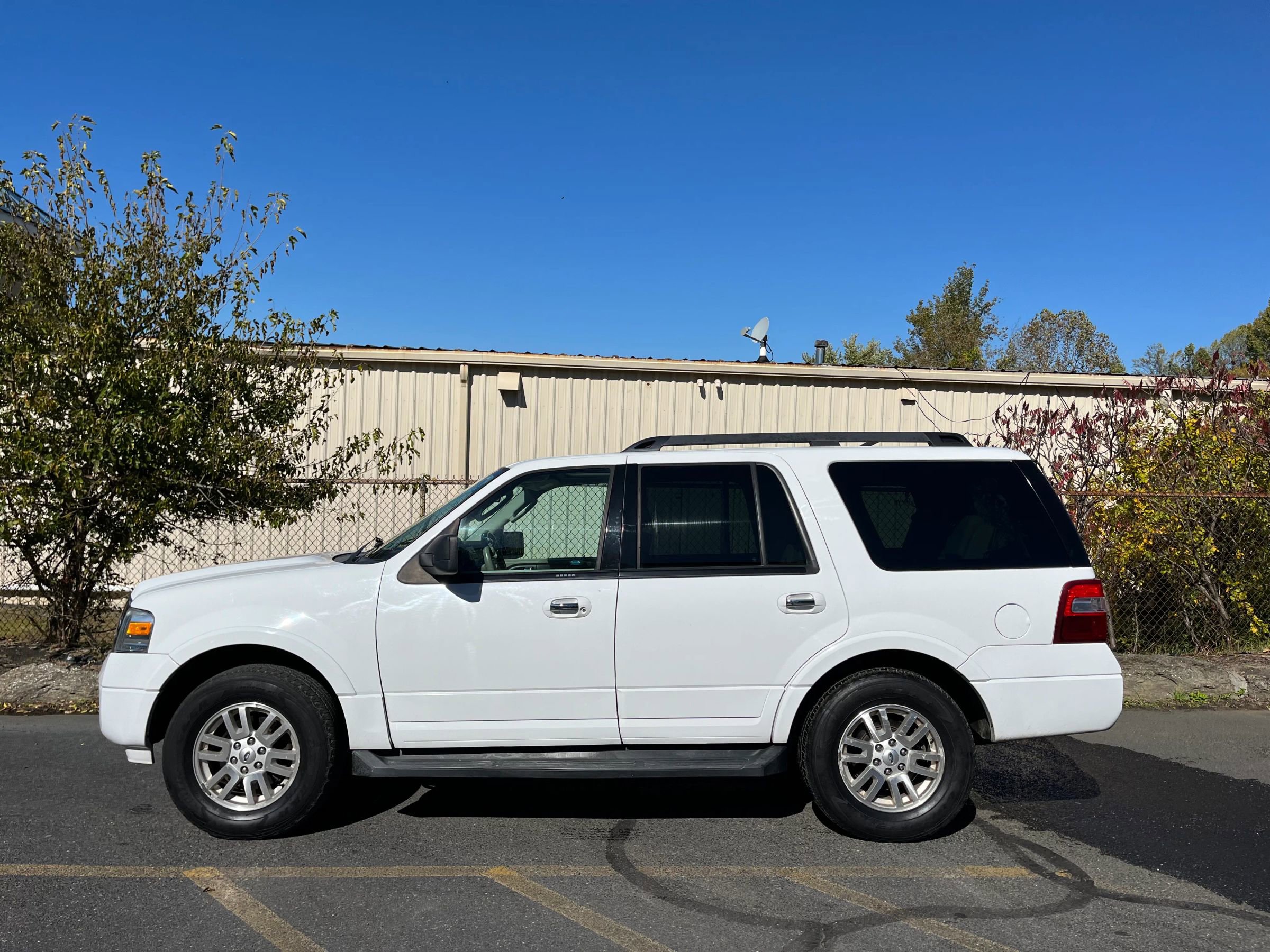 Used 2011 Ford Expedition XLT w/ HD Trailer Tow Pkg image 5