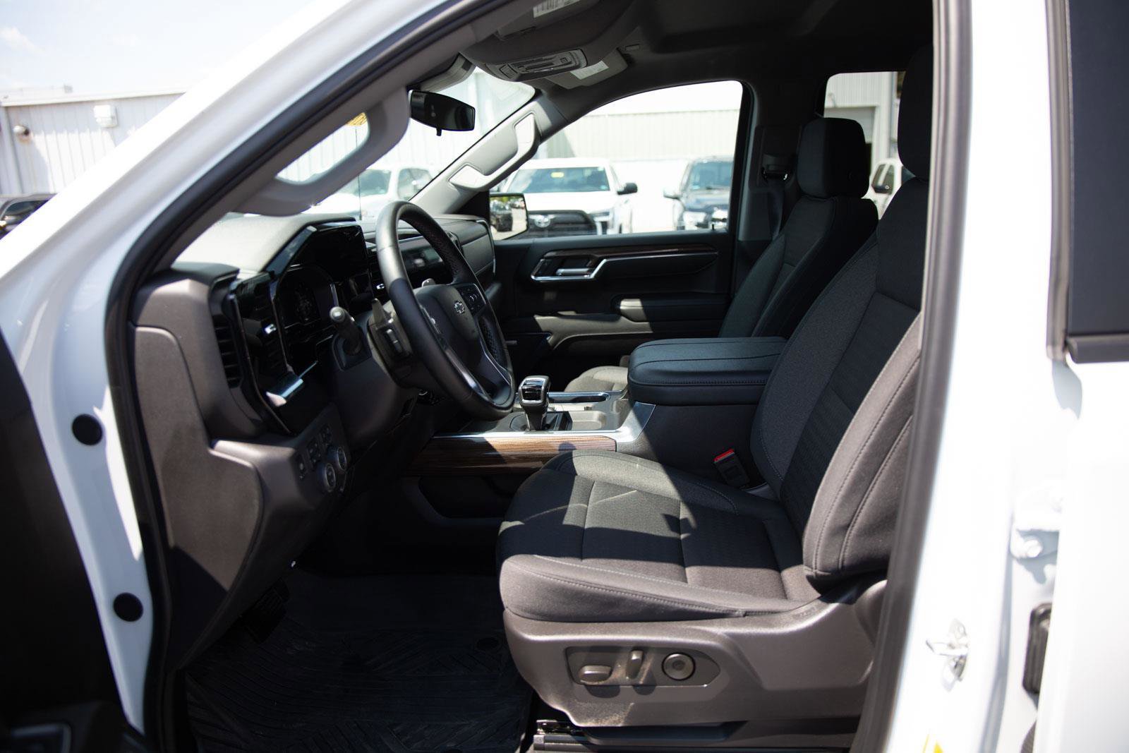 Used 2025 Chevrolet Silverado 1500 LT Trail Boss w/ Convenience Package II AWD/4WD image 23