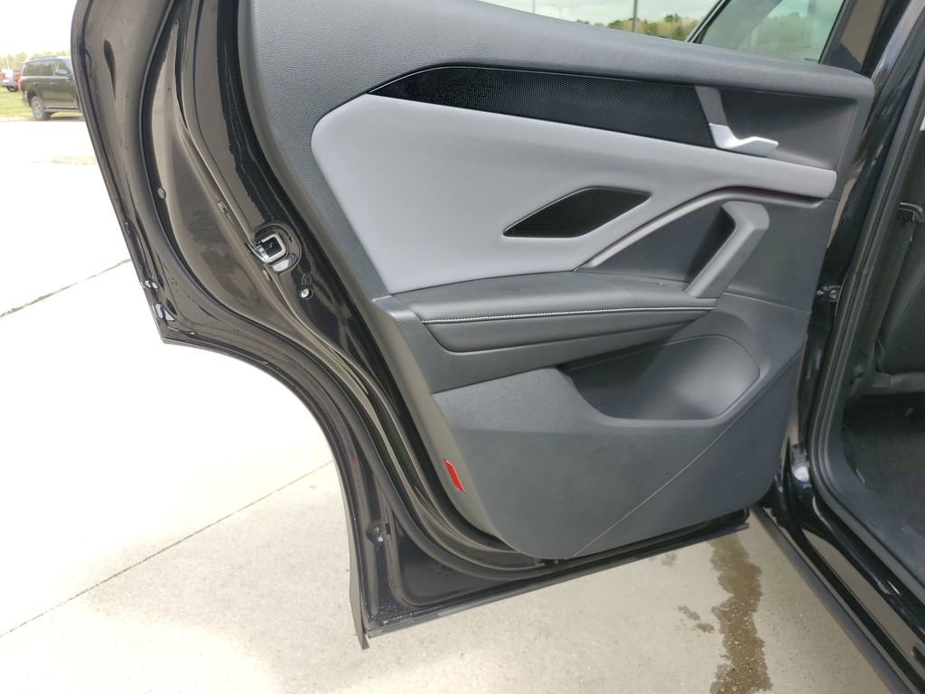 Used 2025 Volkswagen Tiguan SE image 7