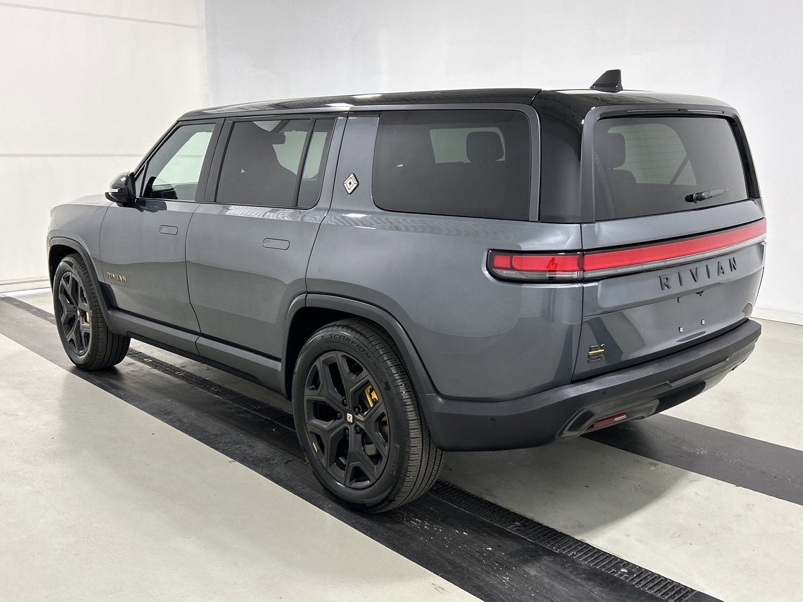 Used 2025 Rivian R1S Premium image 3