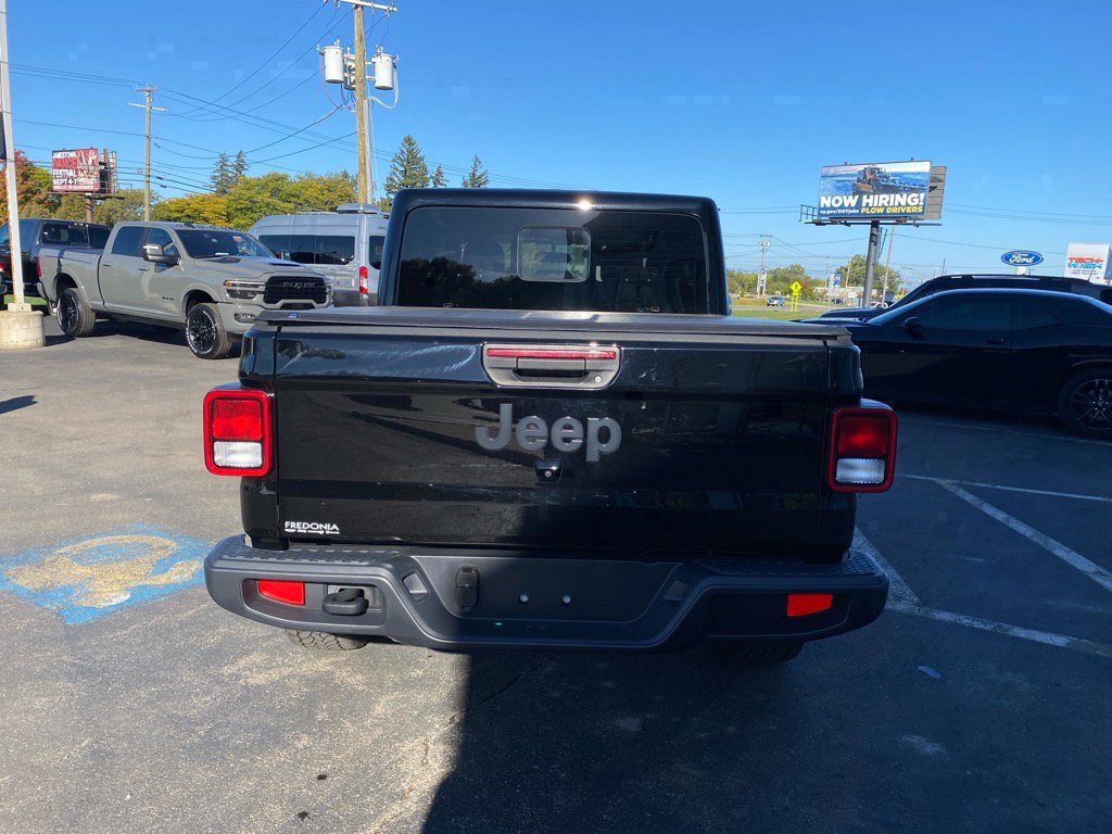Used 2024 Jeep Gladiator Sport image 4