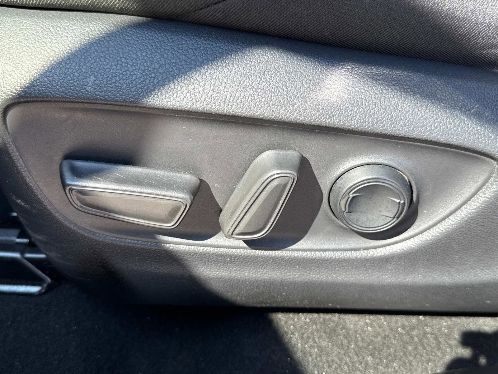 Used 2021 Toyota RAV4 SE image 16