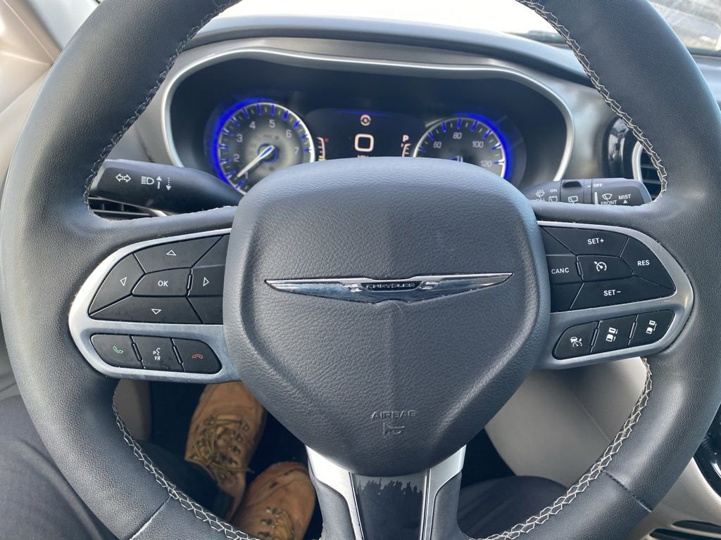 Used 2024 Chrysler Pacifica Touring-L image 11