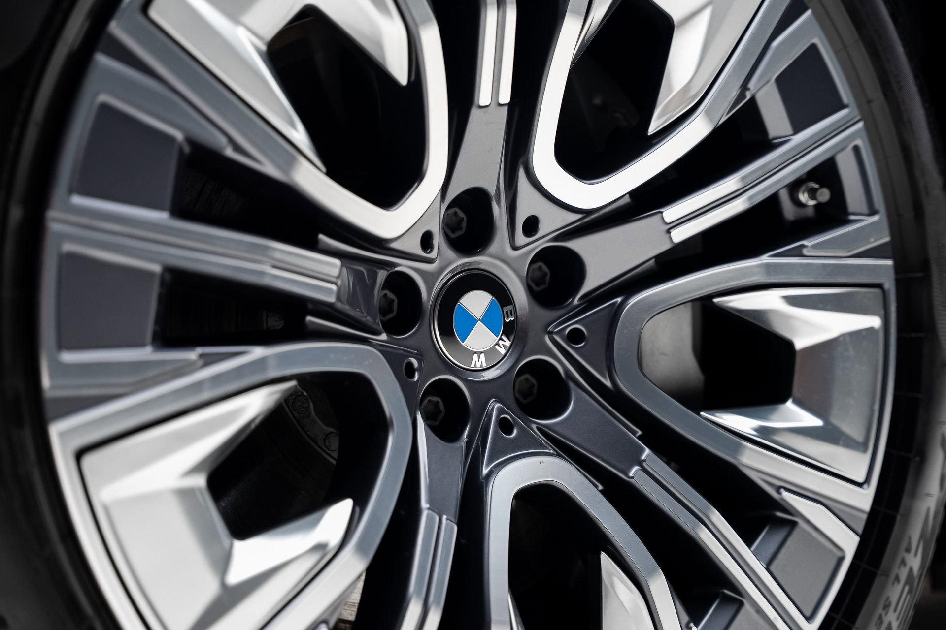 Used 2023 BMW i7 xDrive60 w/ Executive Package 2 image 24