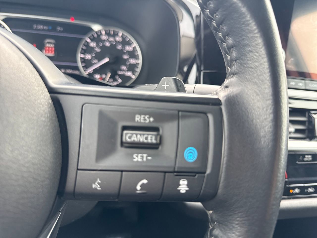 Used 2024 Nissan Pathfinder SV image 27