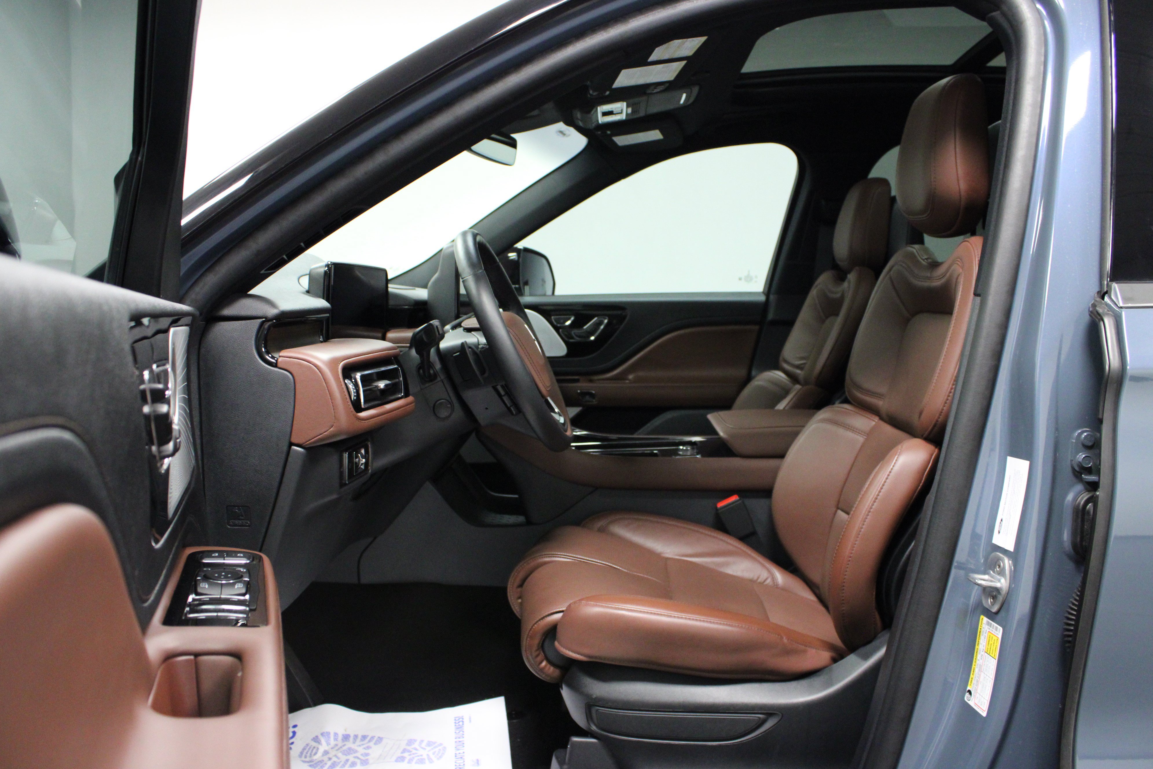 Used 2025 Lincoln Aviator Reserve w/ Luxury Package RWD image 12