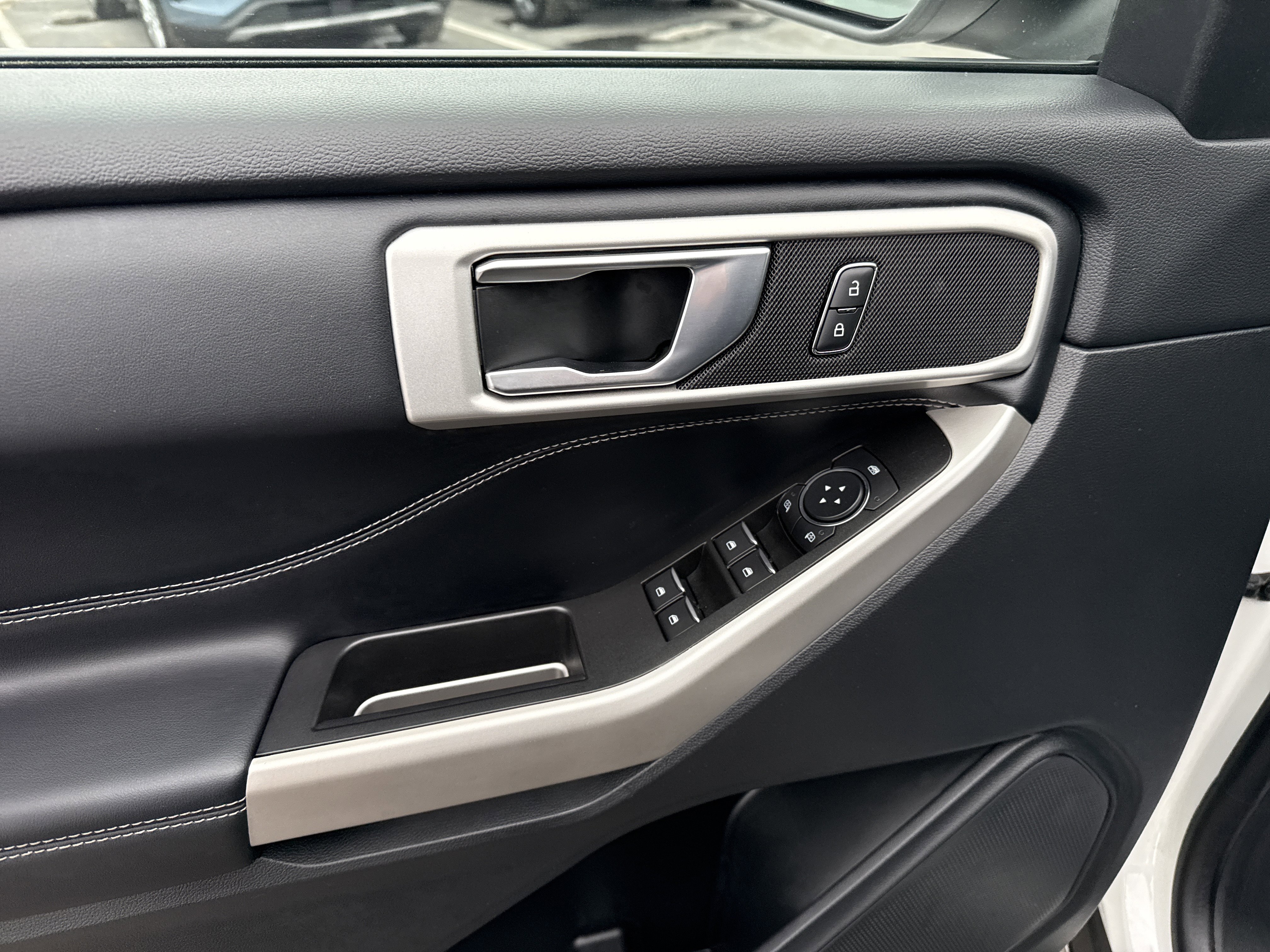 Used 2022 Ford Explorer XLT w/ Equipment Group 202A image 17