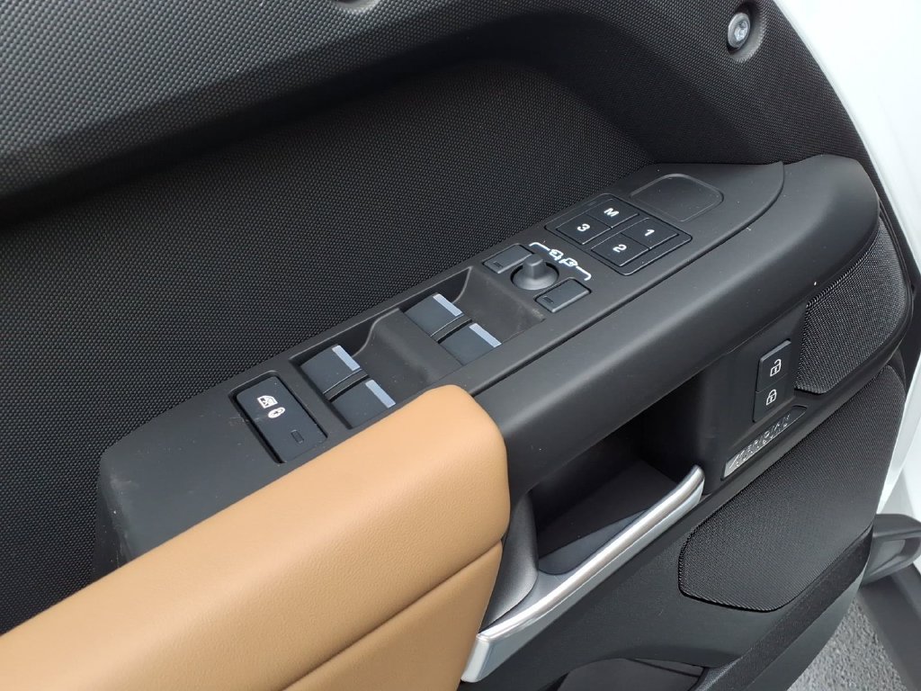 New 2026 Land Rover Defender 110 X-Dynamic SE AWD/4WD image 11
