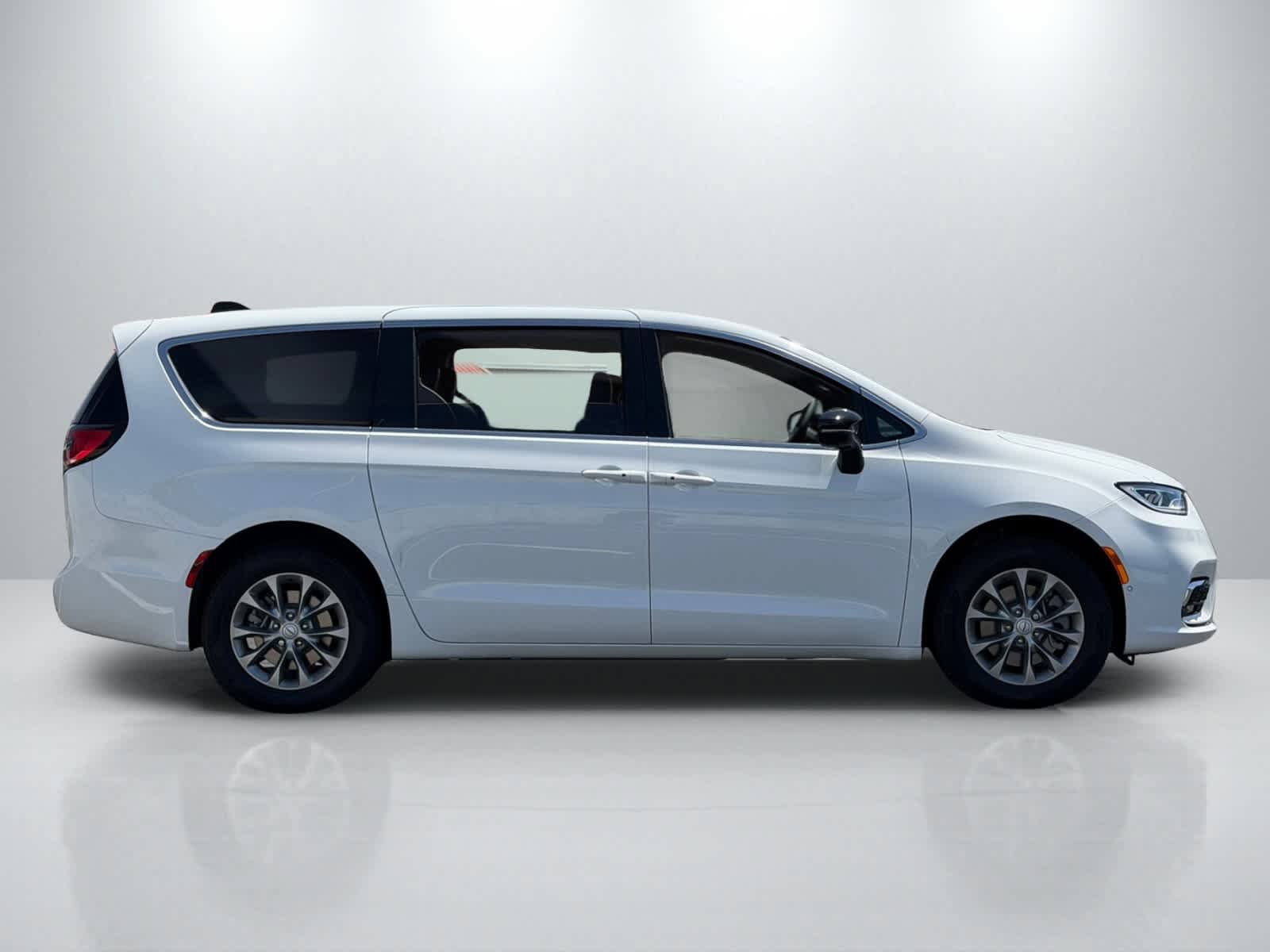 New 2026 Chrysler Pacifica Limited AWD/4WD image 8