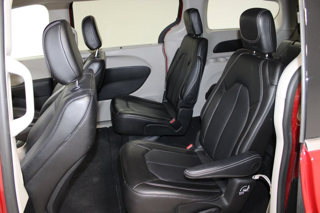 Used 2024 Chrysler Pacifica Touring-L FWD image 18