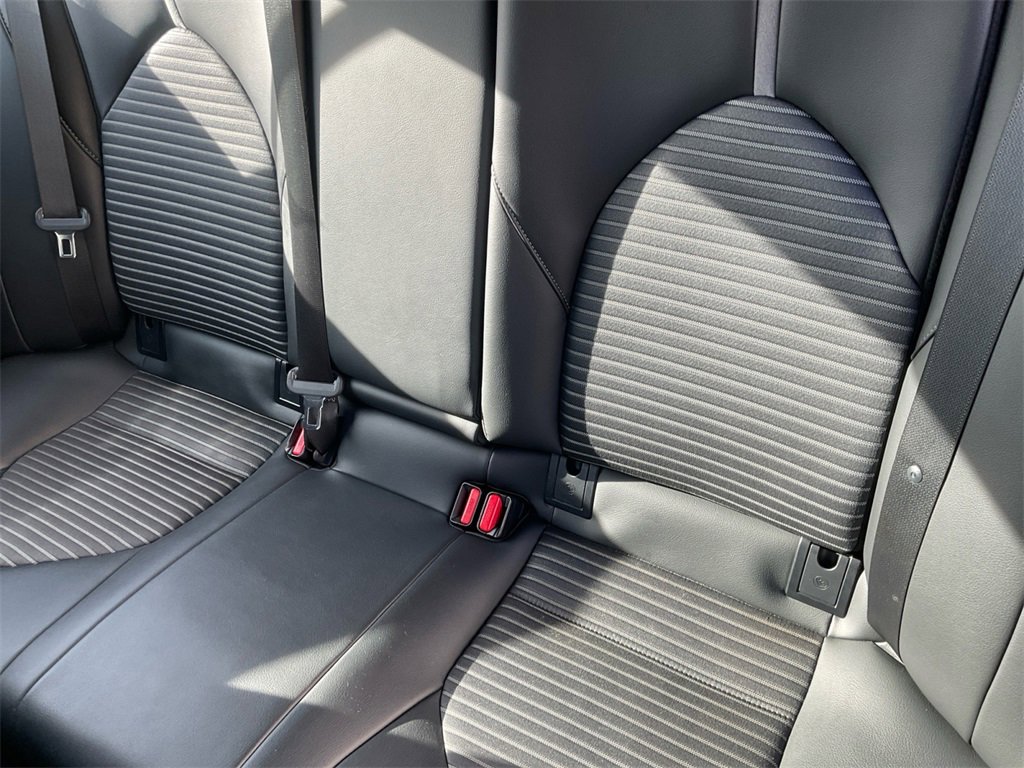 Used 2024 Toyota Camry SE image 9