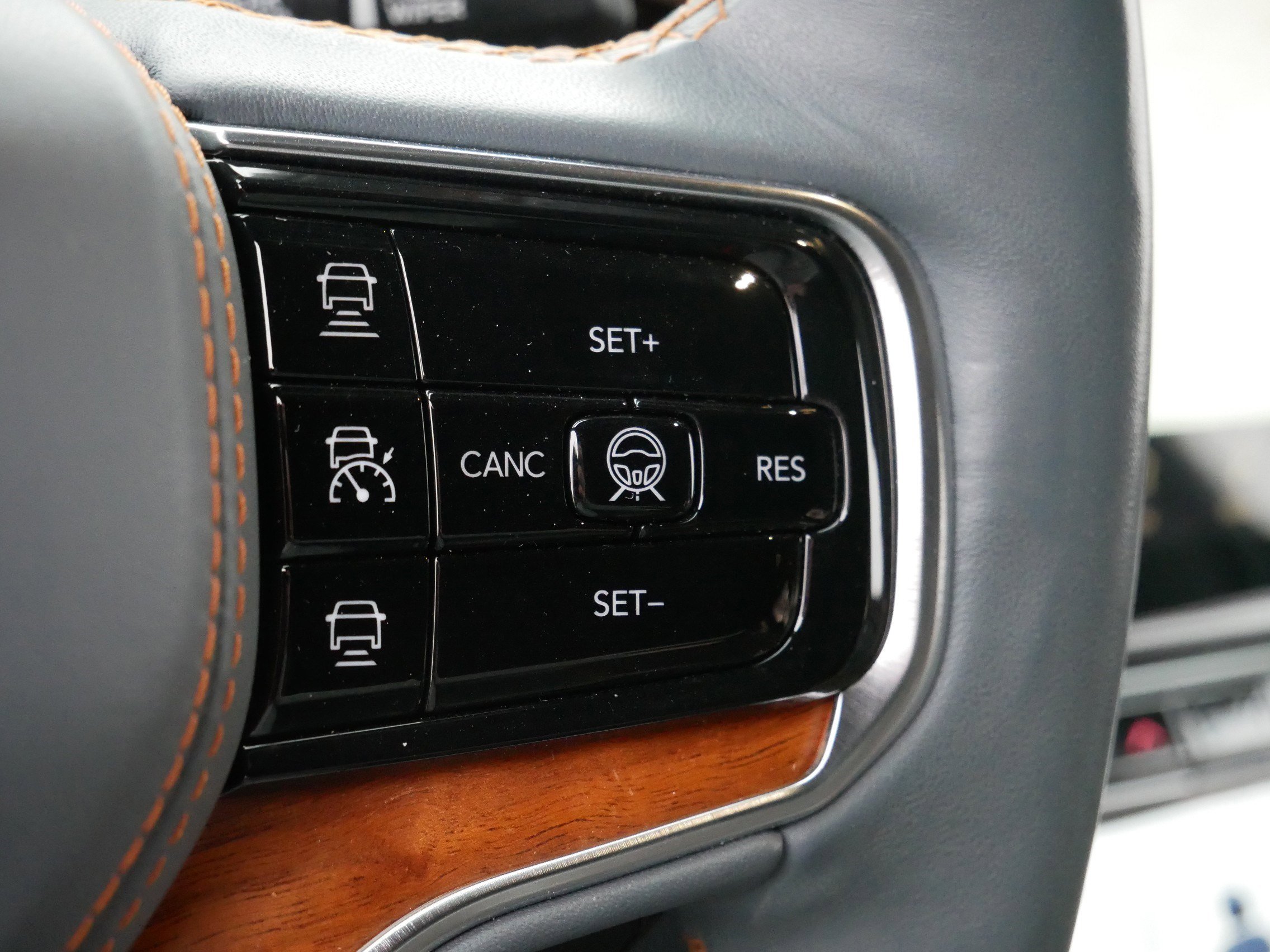 Used 2022 Jeep Grand Wagoneer Series III w/ Rear Seat Video Group 1 image 25