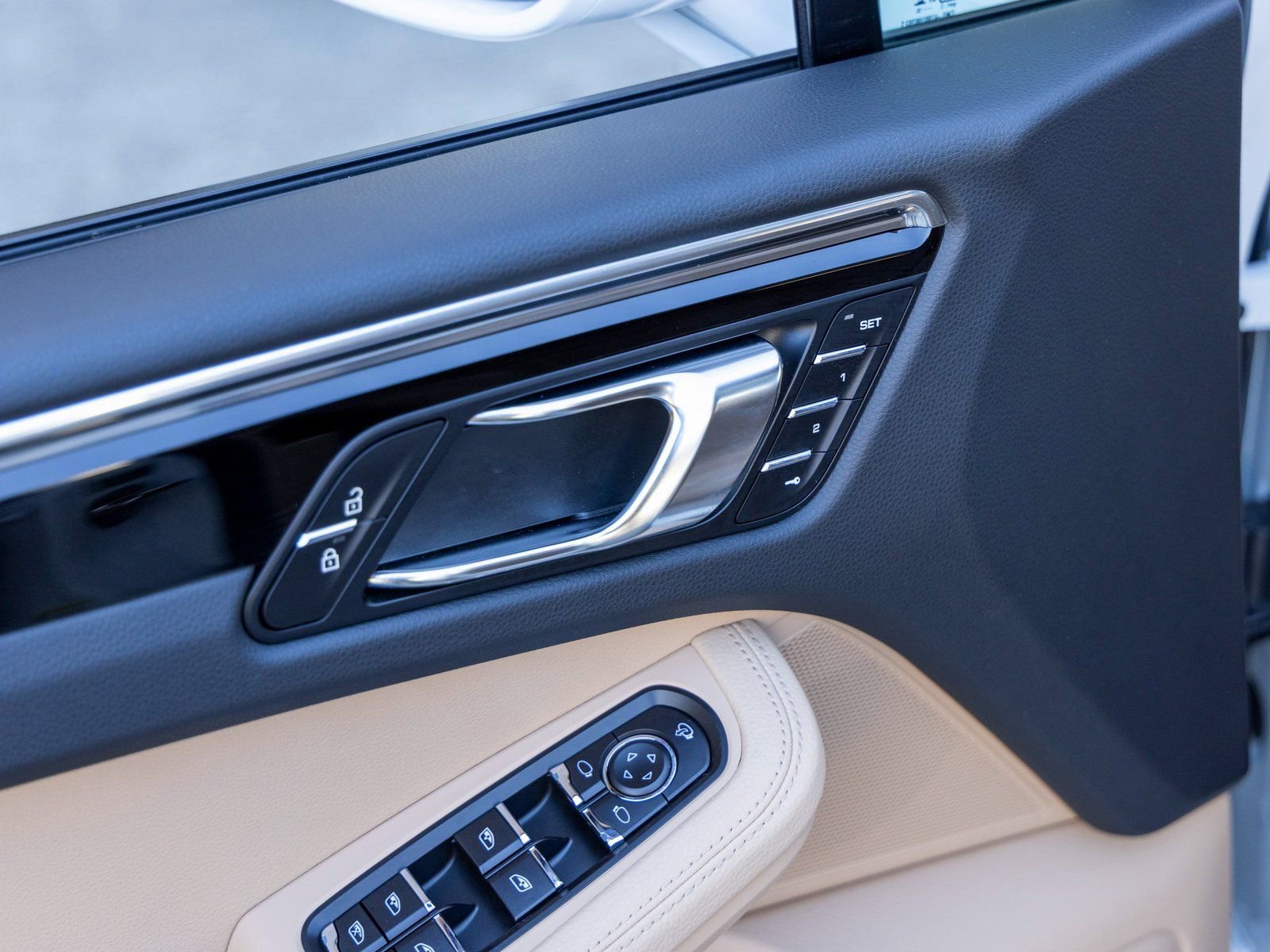 Certified 2025 Porsche Macan image 24