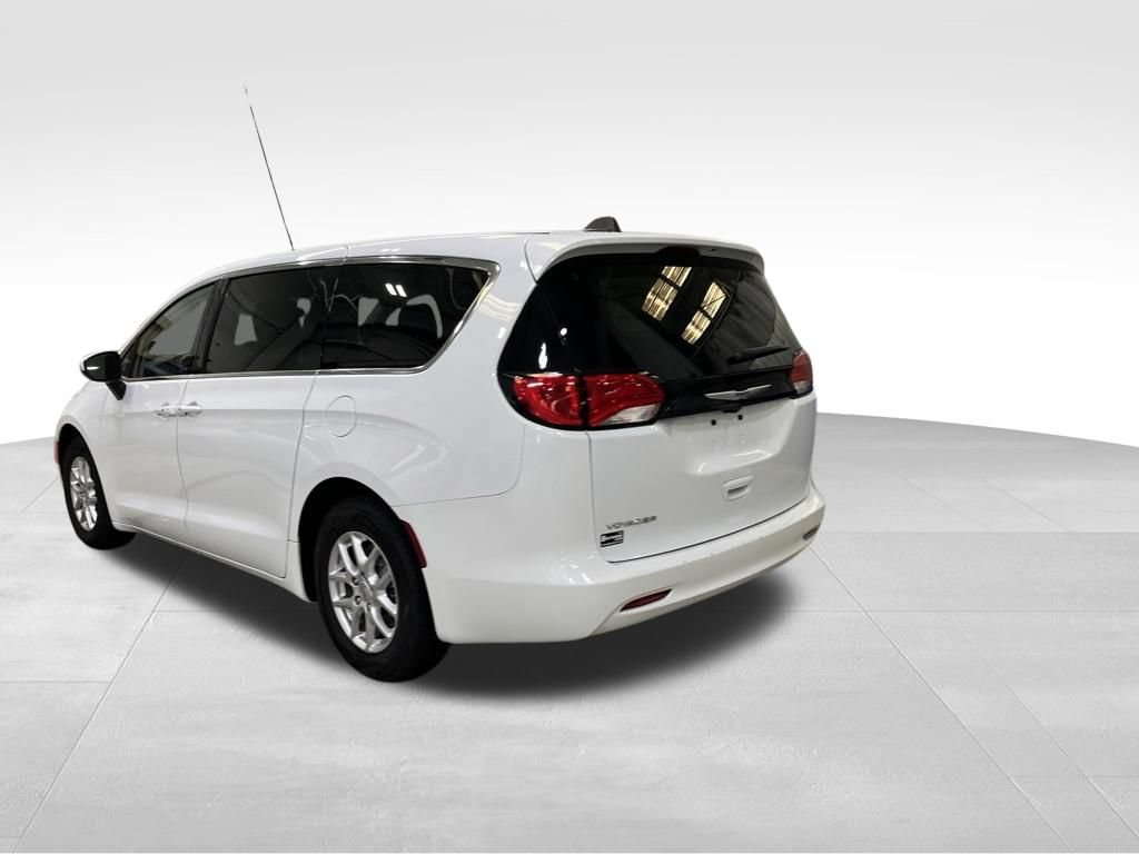Used 2023 Chrysler Voyager LX FWD image 3
