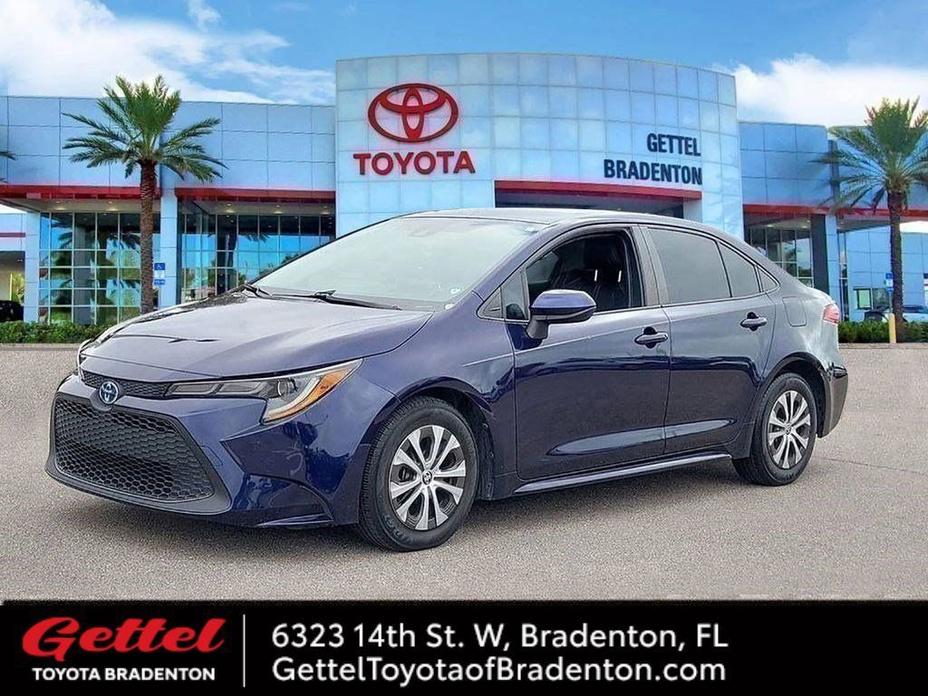 Certified 2022 Toyota Corolla LE image 1