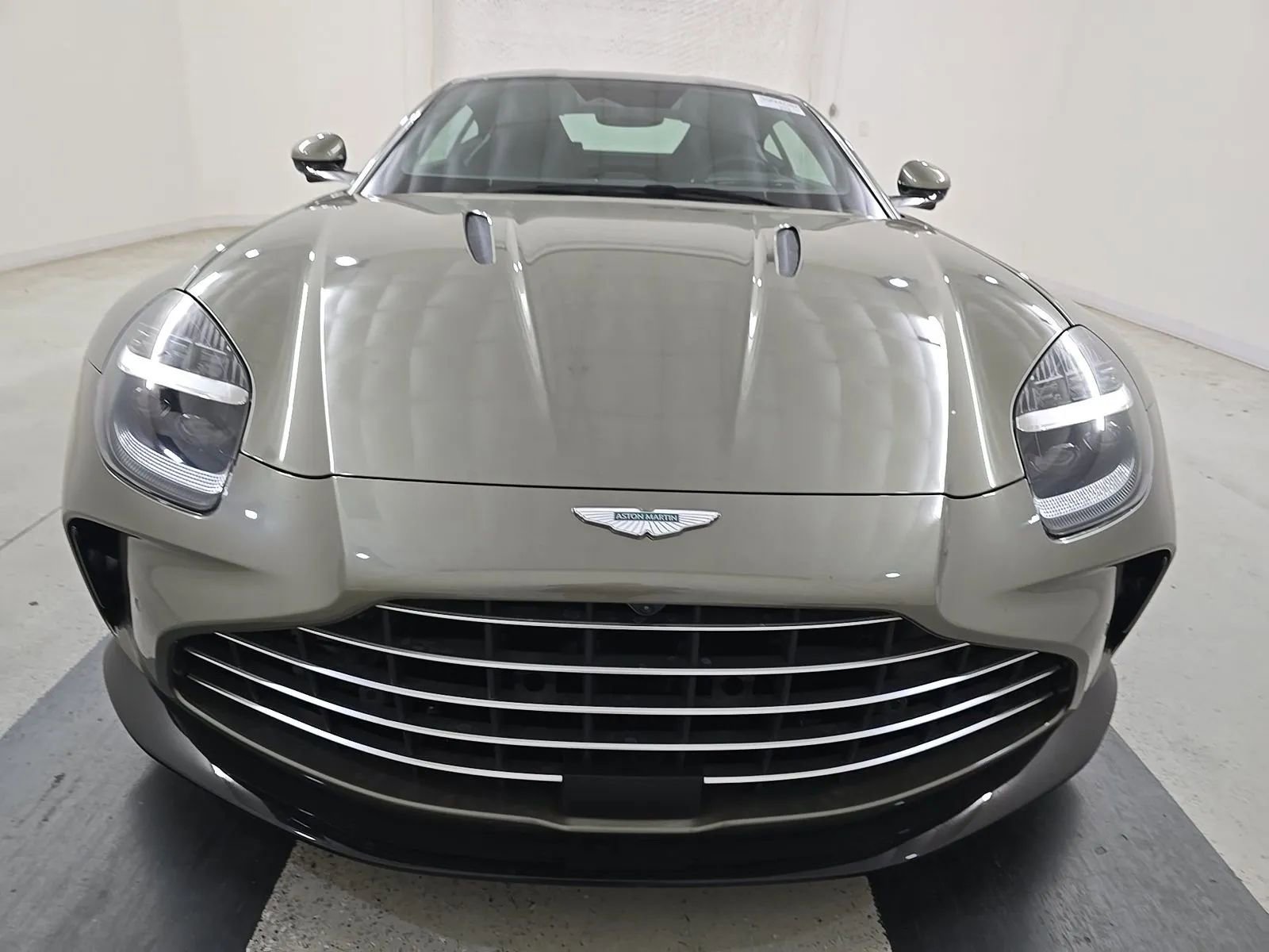 Used 2025 Aston Martin V8 Vantage Coupe RWD image 2