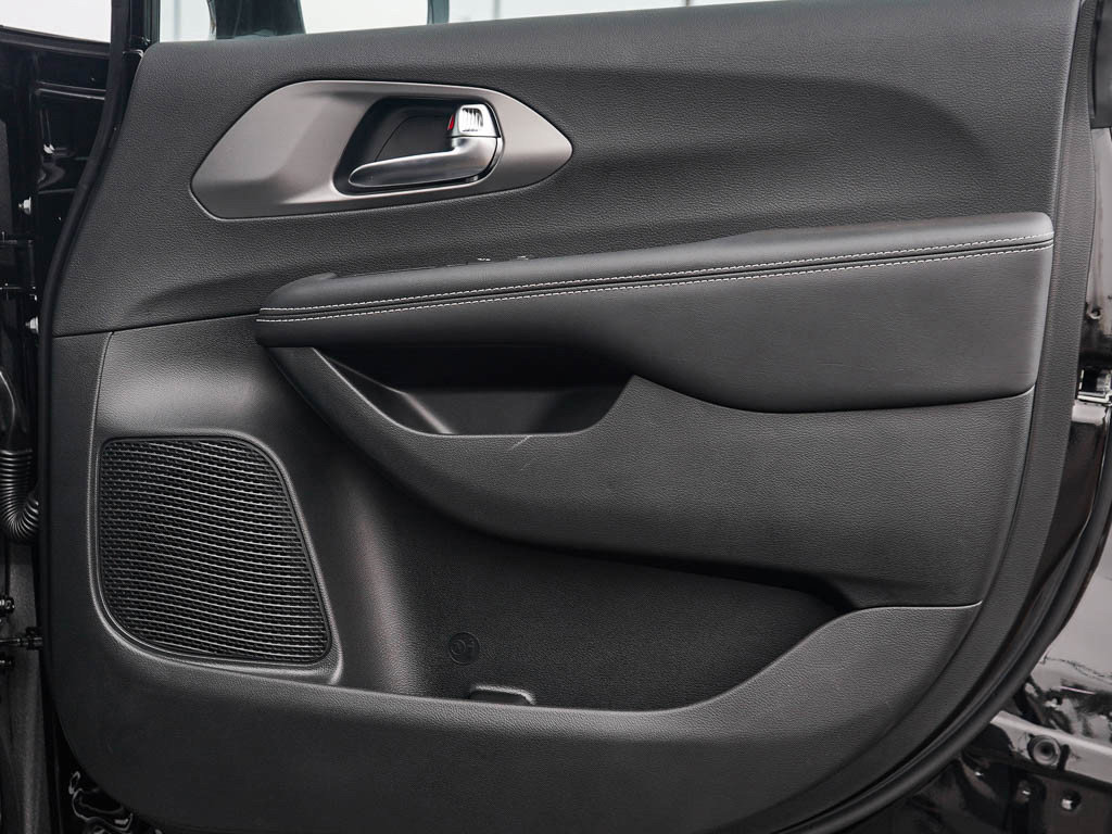 New 2026 Chrysler Pacifica Select image 10