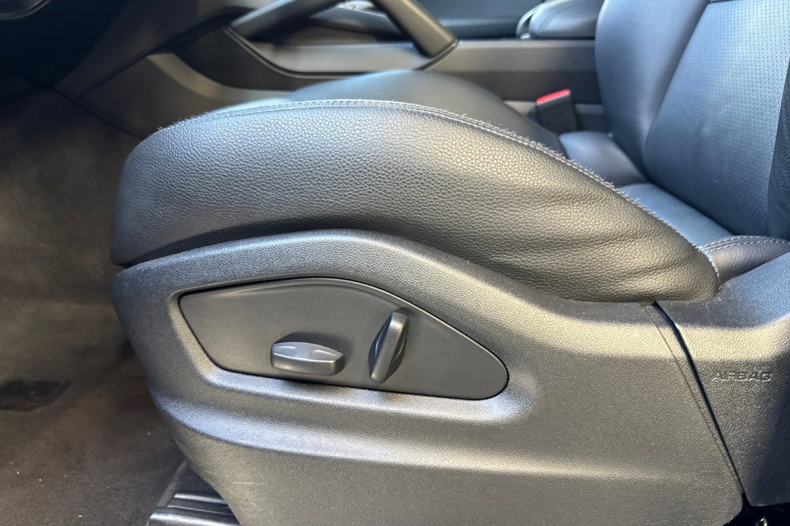Used 2024 Porsche Cayenne AWD/4WD image 13