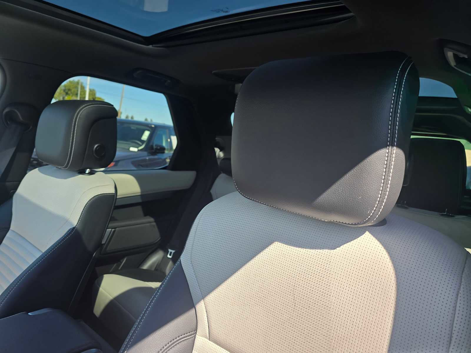 Used 2023 Land Rover Discovery S R-Dynamic image 27