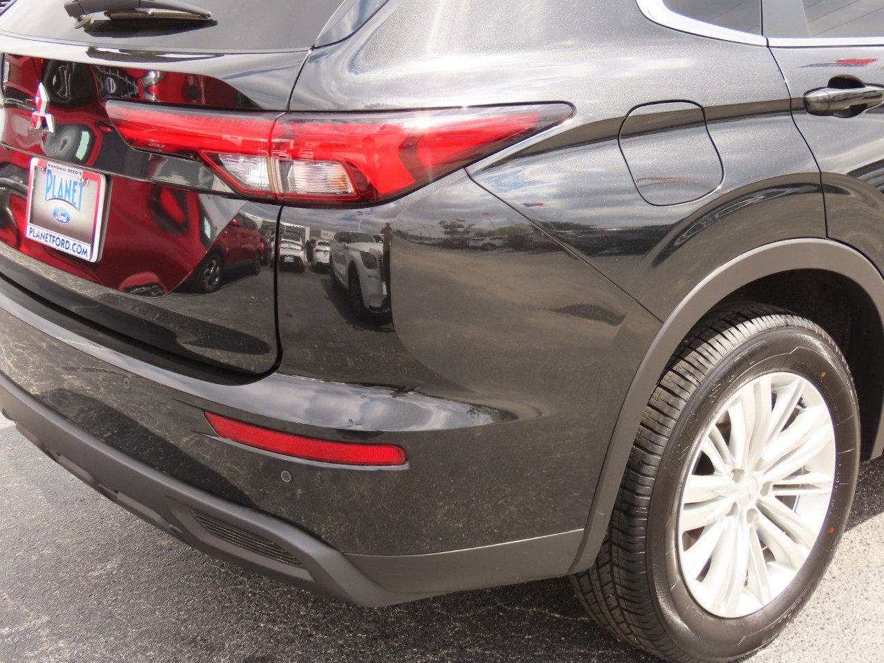 Used 2024 Mitsubishi Outlander ES image 12