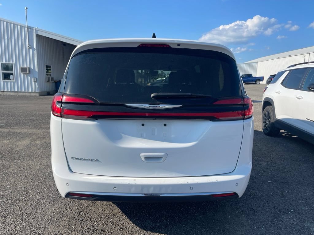 Used 2024 Chrysler Pacifica Touring-L FWD image 7