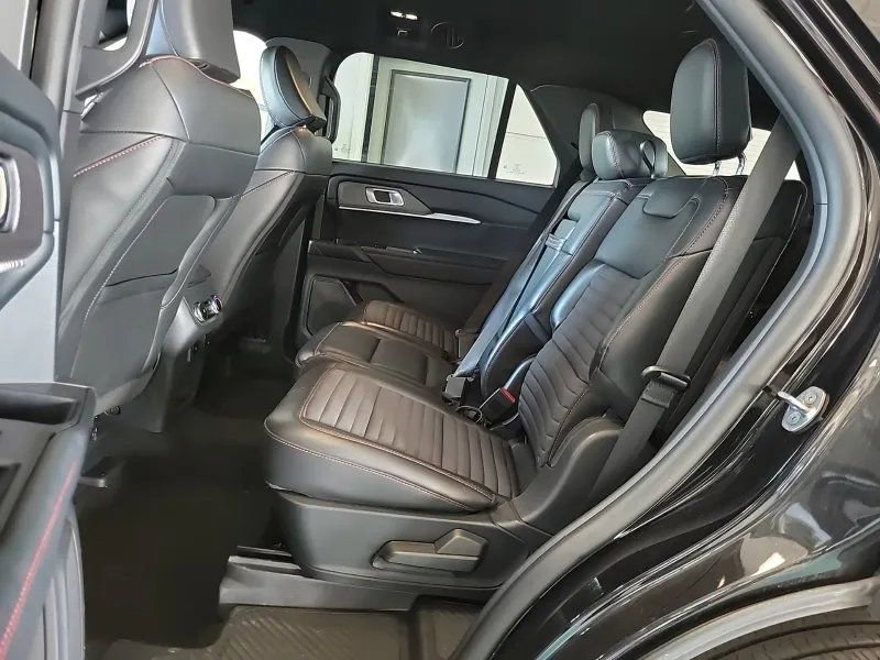Used 2025 Ford Explorer ST-Line w/ ST-Line Street Pack AWD/4WD image 11