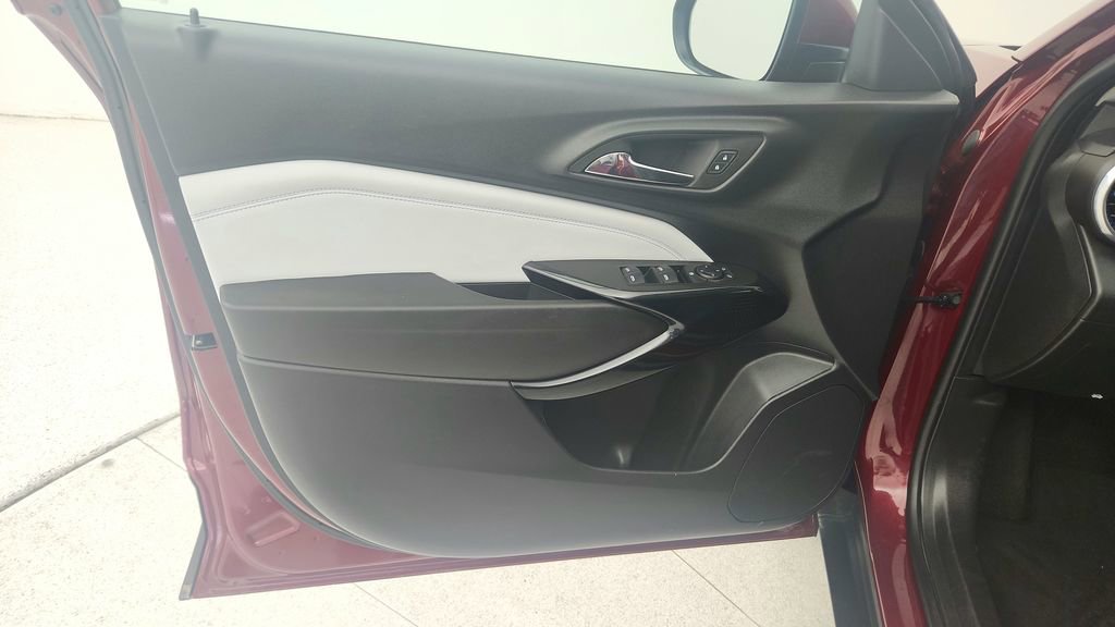 Certified 2025 Chevrolet Trax LT w/ LT Convenience Package image 23