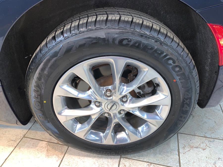 Used 2022 Chrysler Pacifica Touring-L w/ Uconnect Theater Family Group image 11