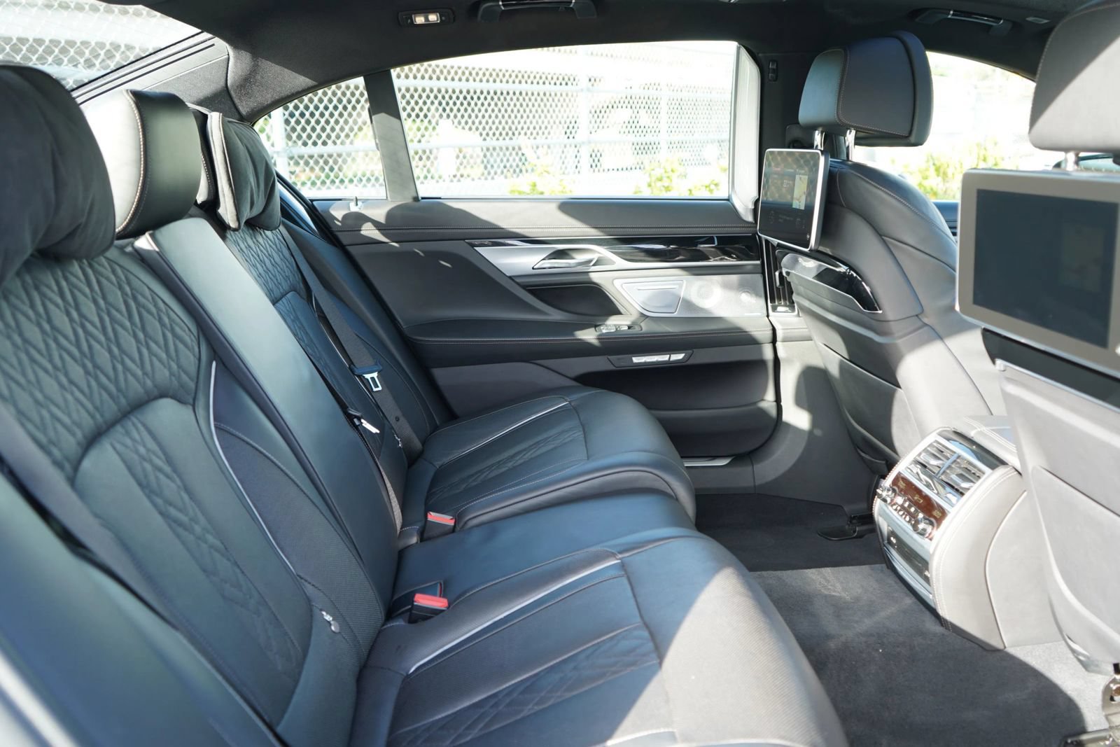 Used 2018 BMW 750i RWD image 24