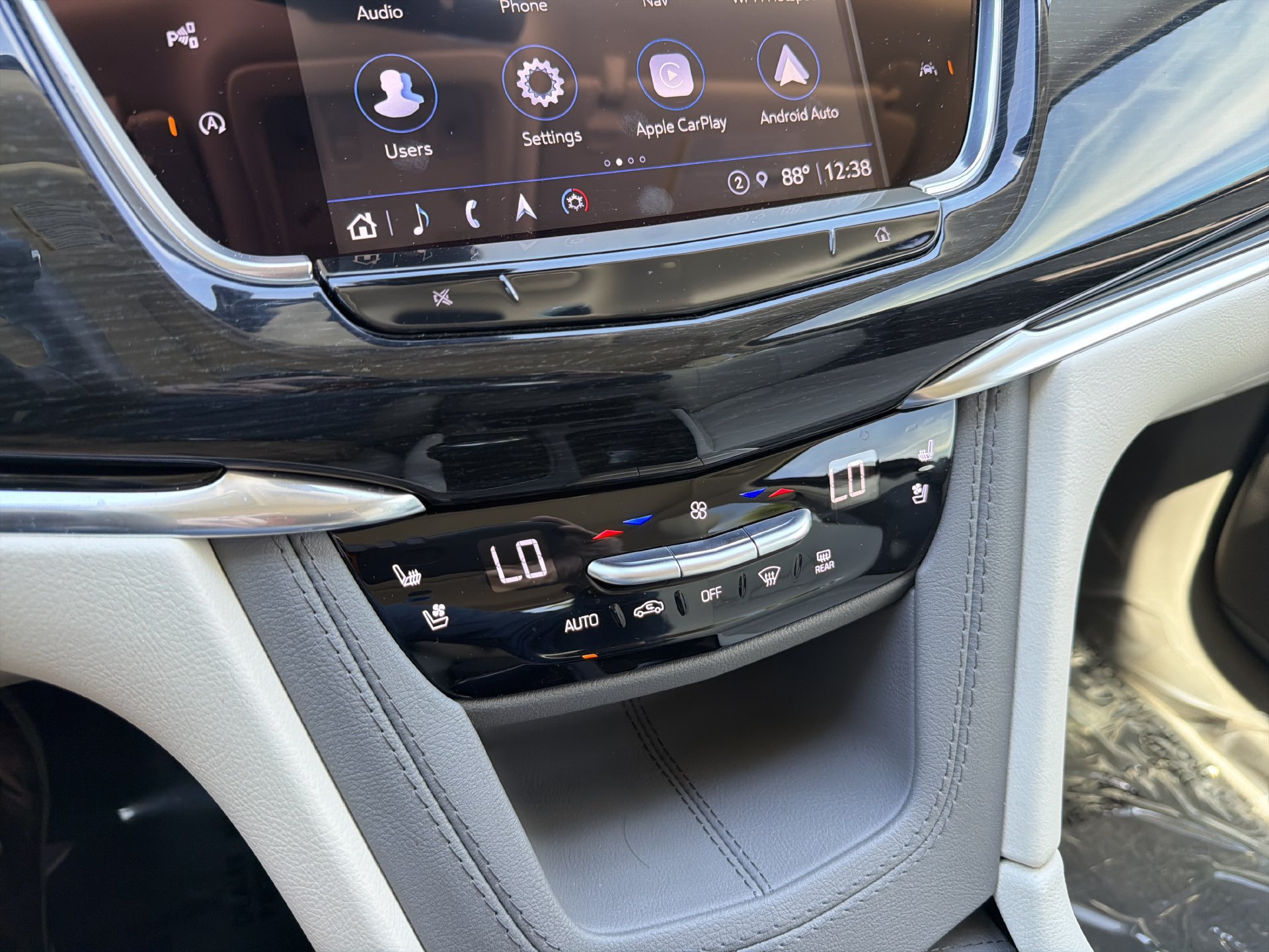 Used 2024 Cadillac XT6 Premium Luxury w/ Technology Package FWD image 34